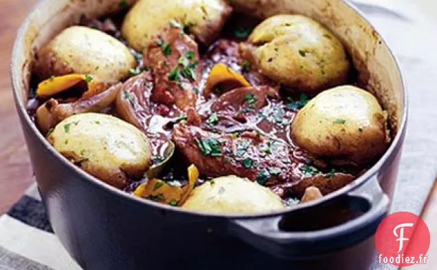 Casserole de poulet et de vin rouge avec boulettes d'herbes