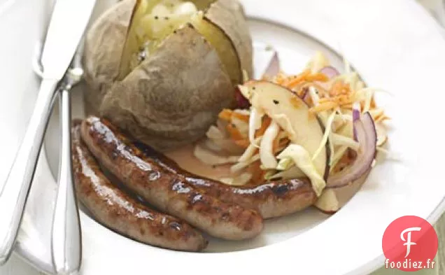 Saucisses à la salade de chou fruitée
