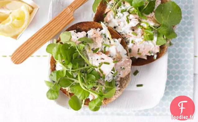 Dessus de bagel au saumon et à la ciboulette