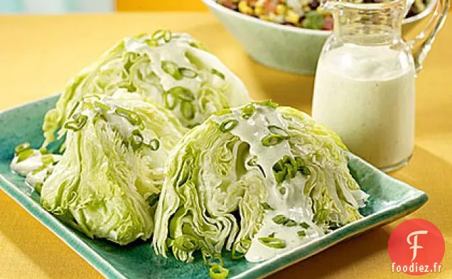 Quartiers de Laitue Iceberg avec Vinaigrette Crémeuse à l'Ail