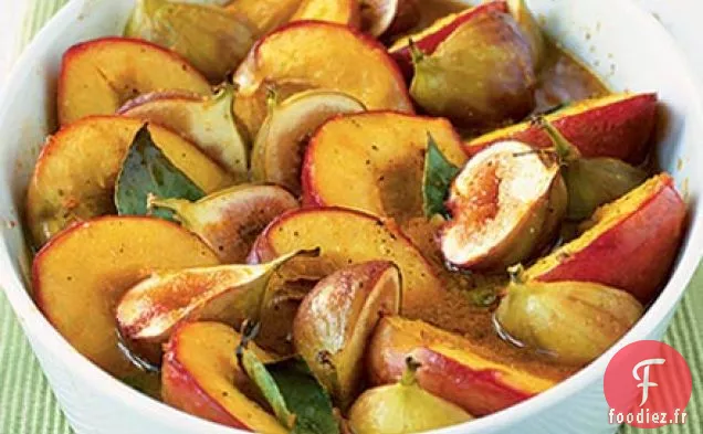 Fruits rôtis aux épices avec sauce au miel et à l'orange