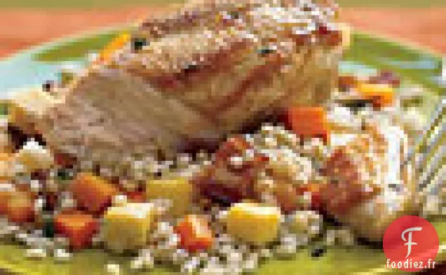 Poulet Badigeonné d'Herbes avec de l'Orge Perlé, du Bacon et du Pilaf de Légumes-Racines