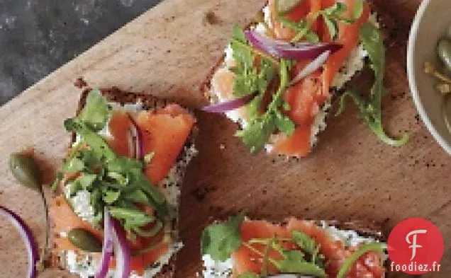 Tartines De Pain Aux Graines Au Fromage De Chèvre Aux Herbes Et Saumon Fumé