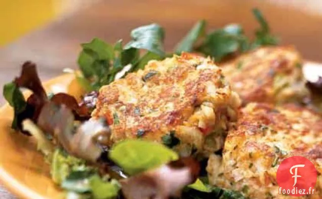 Gâteaux de Crabe sur Légumes Verts mélangés avec Vinaigrette aux Arachides