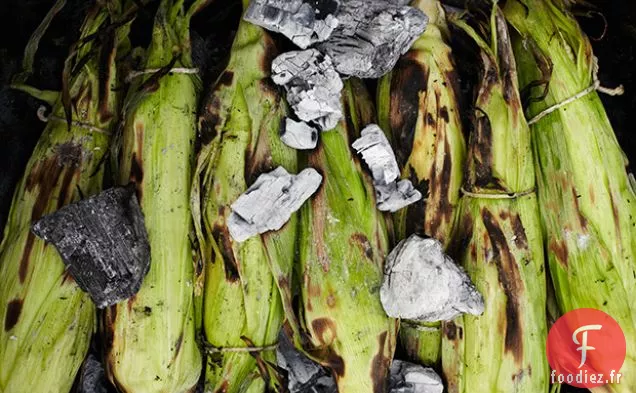 Maïs rôti à la braise en épi