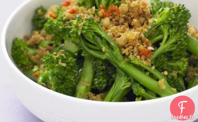 Brocoli à l'ail et chapelure au piment