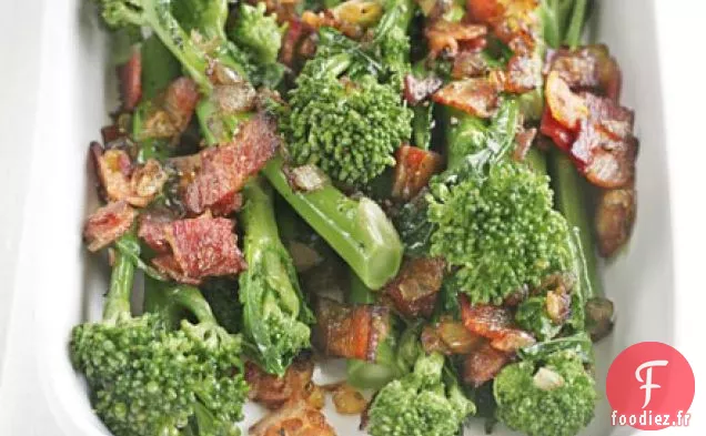 Brocoli à longue tige avec oignons sautés et bacon