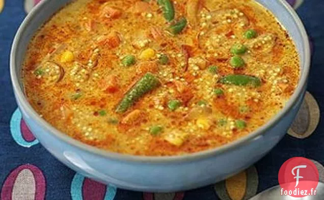 Un pot de légumes épicés et de quinoa