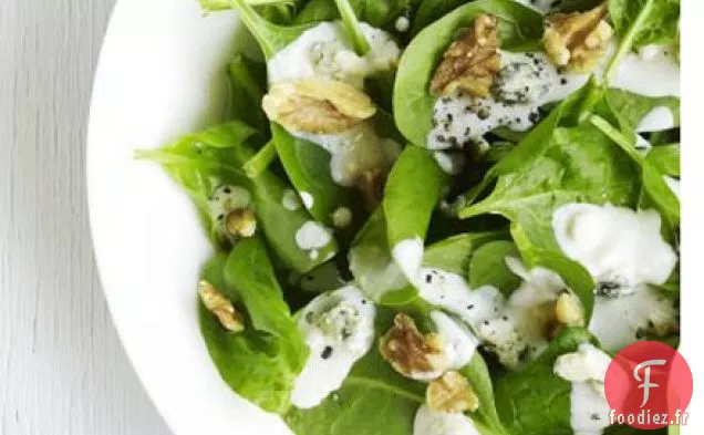 Salade d'épinards et de noix avec vinaigrette au fromage bleu