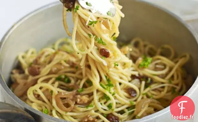 Spaghetti aux noix, raisins secs et persil