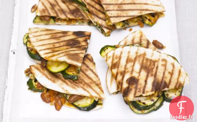 Quesadilla de courgettes grillées, haricots et fromage