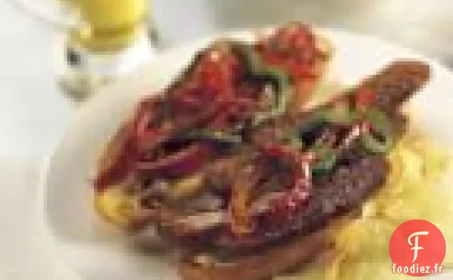Sandwich À La Saucisse Italienne Avec Oignons Sautés Et Poivrons
