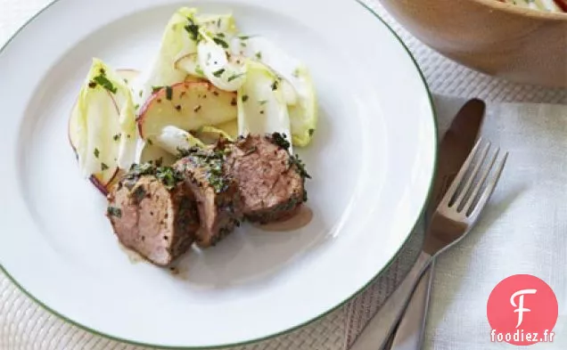 Salade de porc aux herbes aux pommes et à la chicorée