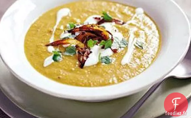 Soupe de racines épicées aux oignons épicés croquants