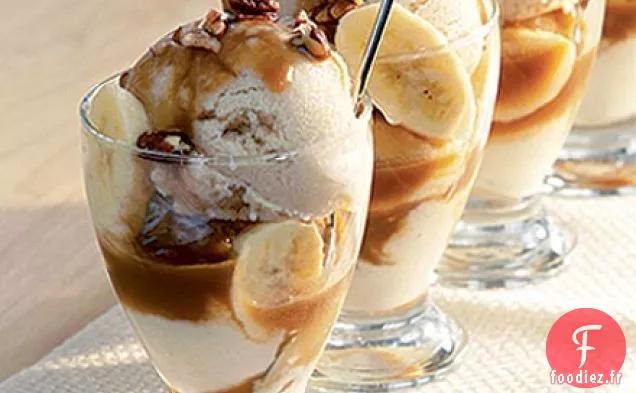 Sundaes de glace à la banane avec sauce fudge