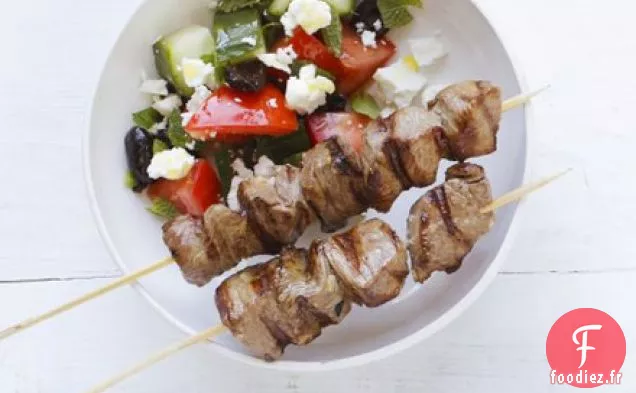 Brochettes d'agneau et salade grecque