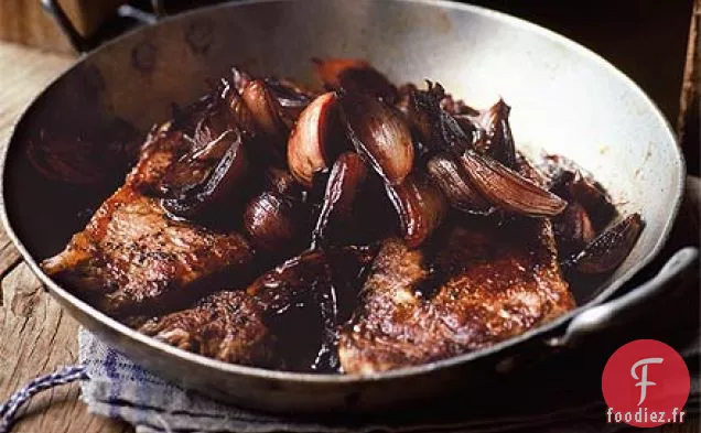 Steak et échalotes au vin rouge collantes