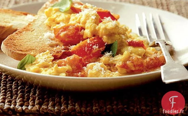 Œufs brouillés à la tomate, au basilic et au parmesan