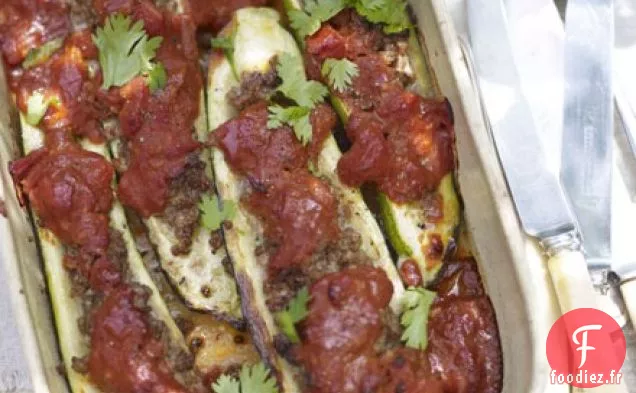 Courgettes au four farcies à l'agneau épicé et sauce tomate