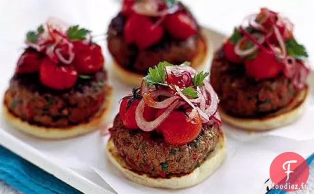 Burger au piment avec tomates rôties et relish à l'oignon rouge
