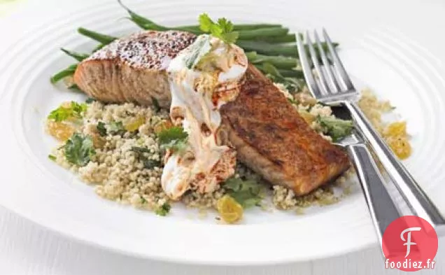 Saumon frotté à la cannelle avec couscous et yogourt à la harissa