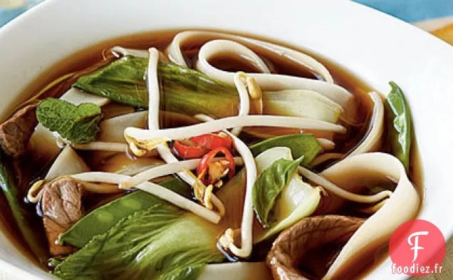 Soupe de Nouilles au Bœuf Vietnamien aux Légumes Verts Asiatiques