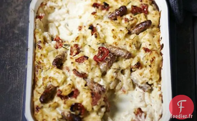 Macaronis au fromage et aux tomates avec chipolatas