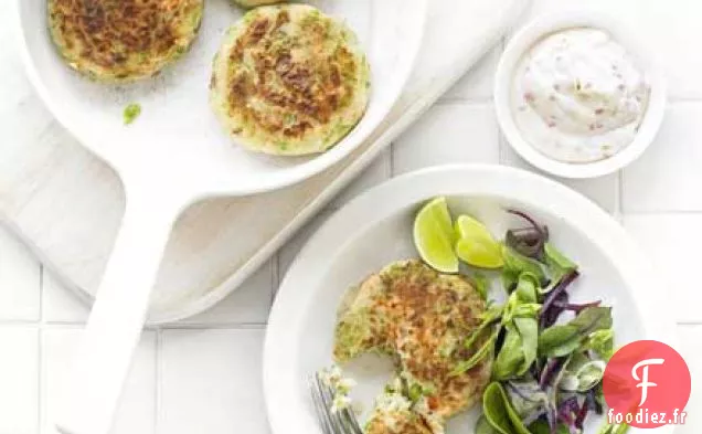 Galettes de poisson aux pois écrasés avec mayo au piment et à la lime