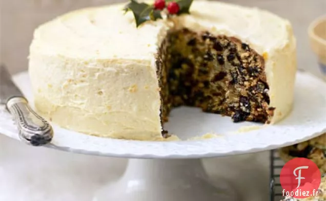 Gâteau aux fruits avec glaçage au beurre d'abricot