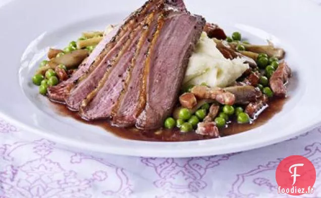 Canard poivré avec purée de vanille, ragoût de pois et champignons sauvages