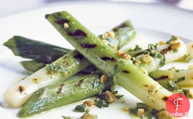Poireaux grillés avec vinaigrette aux noisettes