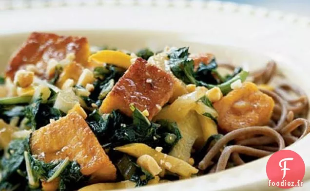 Tofu Sauté et Légumes Verts Printaniers avec Sauce aux Arachides