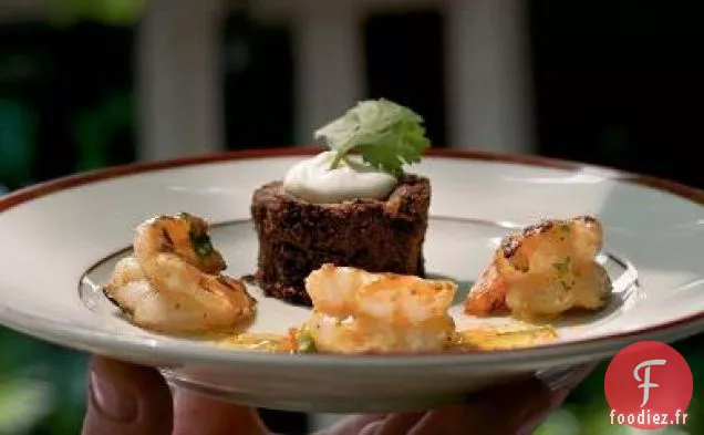 Crevettes Grillées avec Gâteaux aux Haricots Noirs et Sauce à la Coriandre