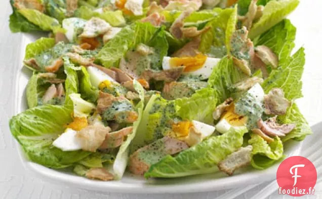 Salade de saumon grillé avec vinaigrette au yogourt au cresson