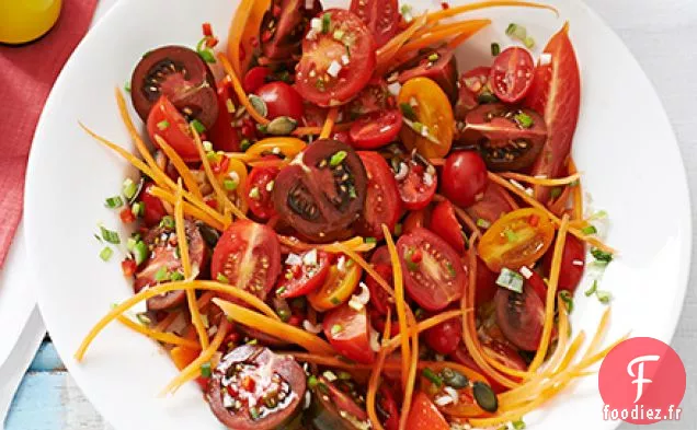 Salade de tomates et carottes à la fin de l'été