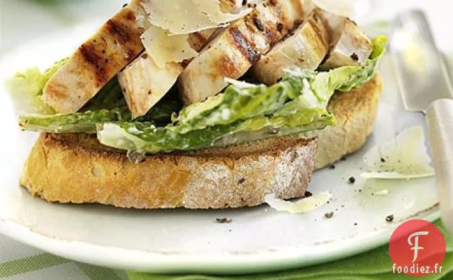 Sandwich Caesar au poulet ouvert