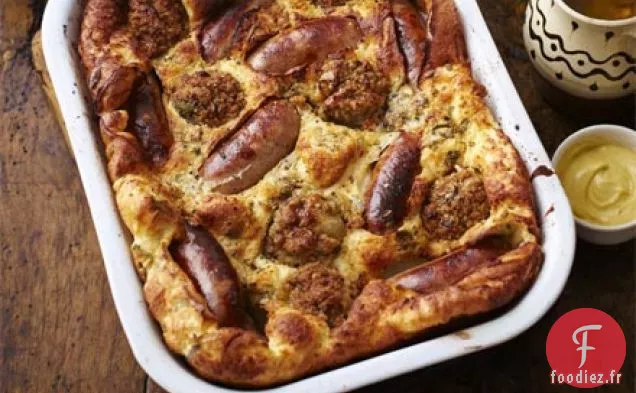 Saucisse et farce crapaud dans le trou avec sauce à l'oignon