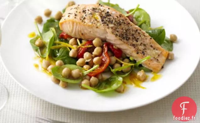 Saumon avec salade tiède de pois chiches, poivre et épinards