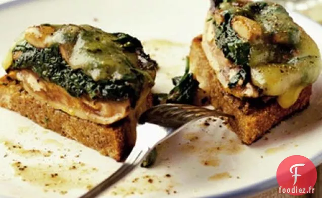 Champignons farcis au fromage sur du pain grillé