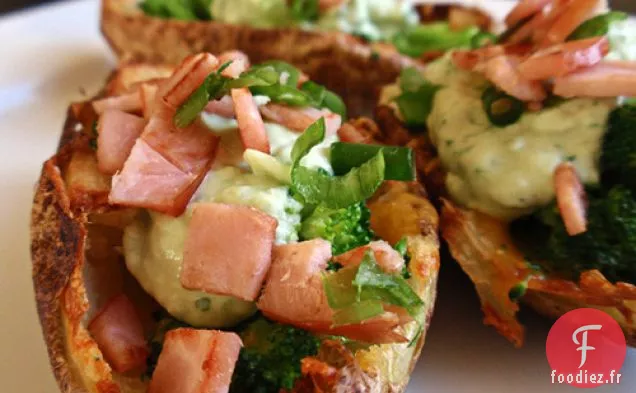 Peaux De Pommes De Terre Au Brocoli Et Au Cheddar Avec Crème D'Avocat
