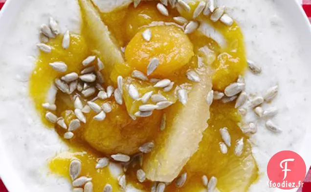 Bouillie de yogourt crémeuse avec garniture d'abricot, gingembre et pamplemousse