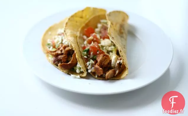 Tacos Au Poulet Avec Salsa À L'Avocat