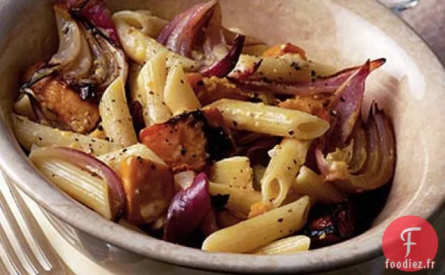 Pâtes à la courge rôtie et à l'oignon rouge