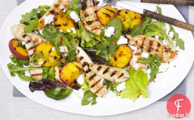 Salade de pêche grillée, poulet et feta