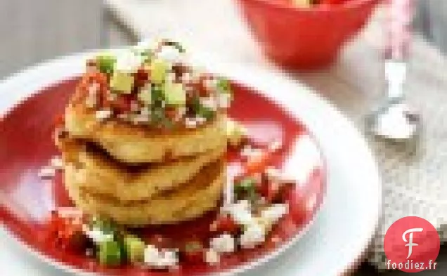 Gâteaux De Maïs Frais Avec Salsa À L'Avocat Et Au Fromage De Chèvre