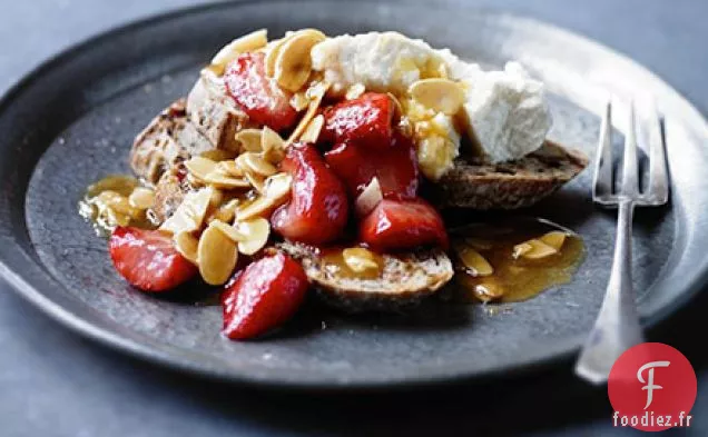 Brunch aux fraises bruschettas