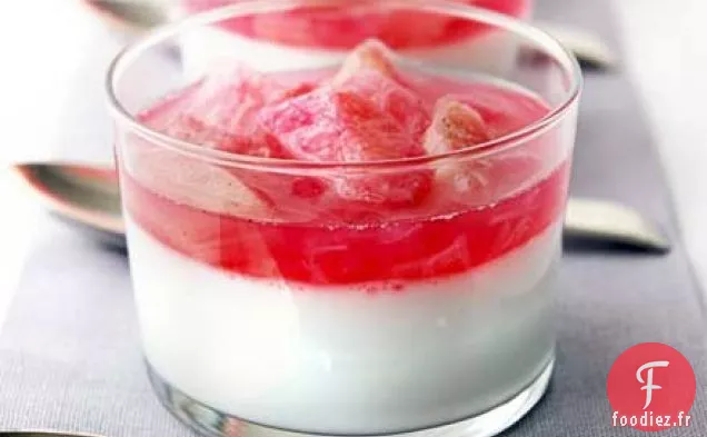 Crèmes à la noix de coco à la rhubarbe pochée