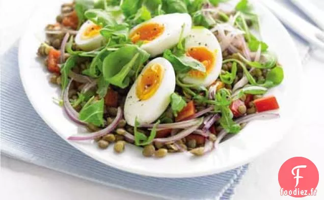Salade de lentilles et poivrons rouges avec un œuf mou