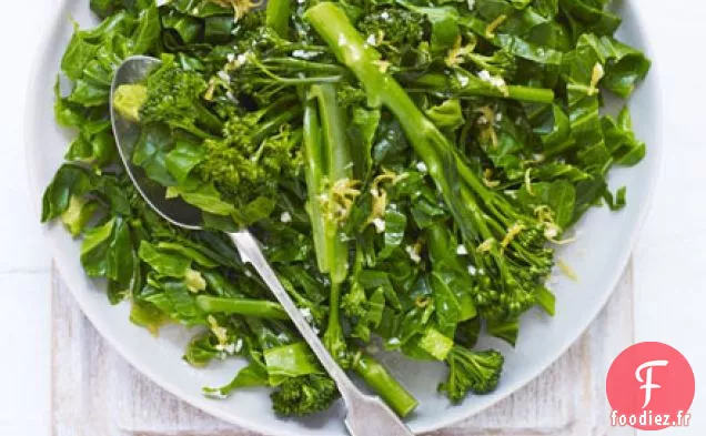 Légumes verts de printemps avec vinaigrette au citron