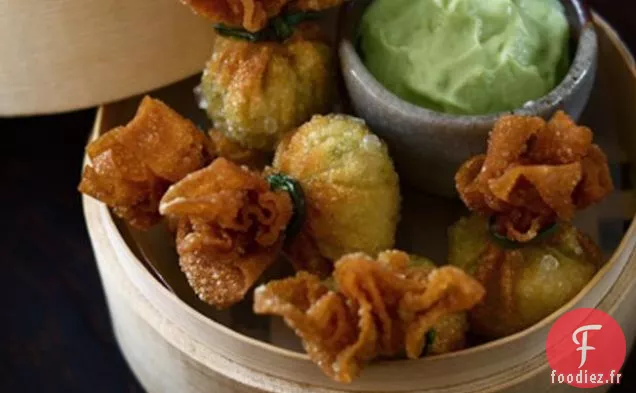 Wontons De Poulet Au Piment Vert Avec Trempette À L'Avocat Et Au Citron Vert